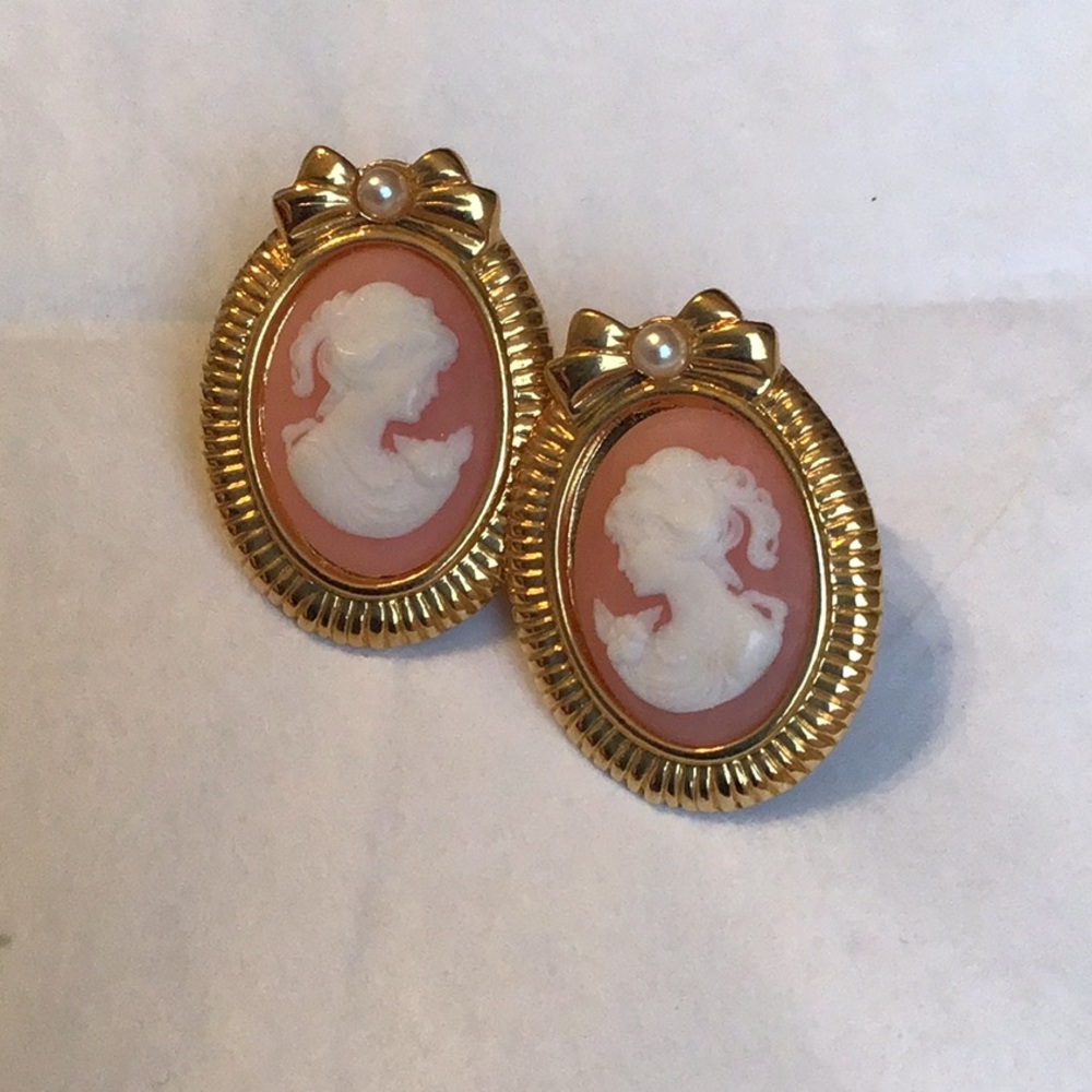 Vintage Avon Victorian Cameo Silhouette Earrings - Picture 2 of 8